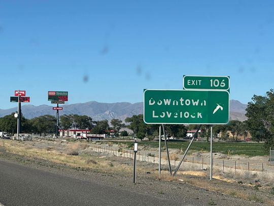 Report damaged Lovelock highway signs