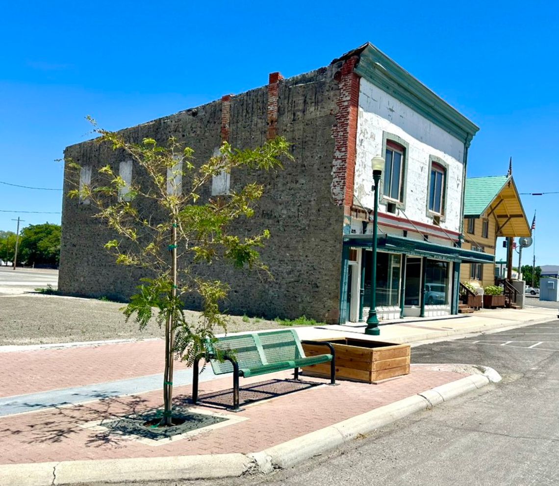 Beautifying Lovelock: Volunteers Rally for Main Street and More